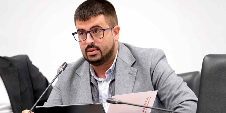 Luz verde a la propuesta del PSOE: El Cabildo dará una ayuda extra de 200 euros al mes para el alquiler de los estudiantes fuera de la Isla