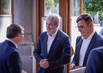 Clavijo abre el debate valiente: Limitar la compra a extranjeros y movilizar casas vacías para «no hipotecar el futuro» de los canarios