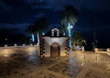 Puntallana moderniza la Plaza de Santa Lucía: Nueva tecnología LED y recuperación del alumbrado artístico de la ermita