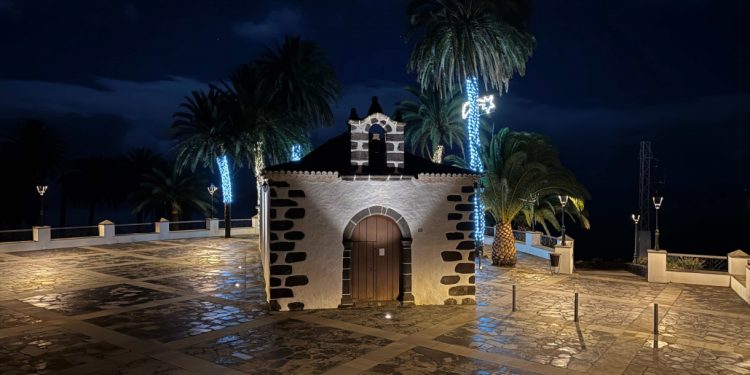 Puntallana moderniza la Plaza de Santa Lucía: Nueva tecnología LED y recuperación del alumbrado artístico de la ermita