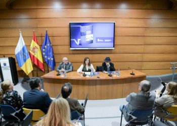 «Hablar sin rencor»: Nieves Lady Barreto presenta ‘Suma de islas’, la obra que rescata la memoria silenciada de La Palma y las islas no capitalinas