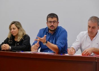 El PSOE acorrala a CC por los 100 millones del déficit: «¿Irán íntegramente al campo palmero, sí o no?»