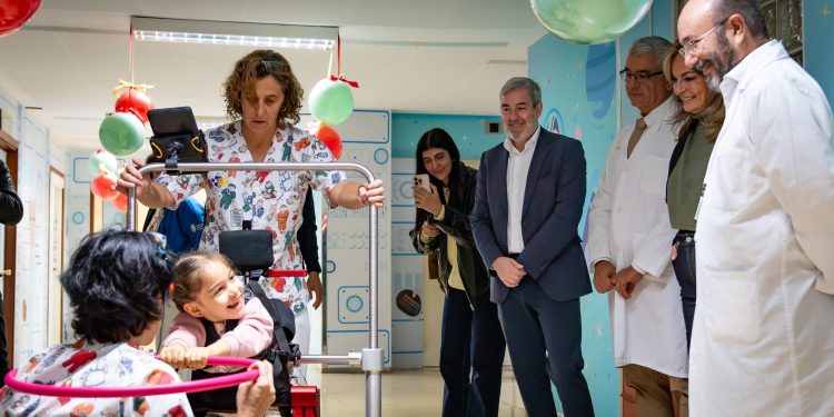 Clavijo destaca la apuesta por la innovación sanitaria con el primer exoesqueleto pediátrico de Canarias