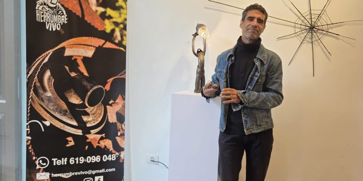 Cuando el óxido cobra vida: Gustavo Díaz inaugura ‘Herrumbre Vivo’ en la Sala O’Daly, un grito artístico contra el residuo