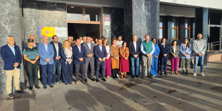 La Palma, unida en el dolor: Las instituciones guardan un minuto de silencio por el doble asesinato machista de Málaga