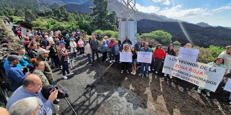 Afectados de la «zona roja» del volcán se manifiestan en El Paso para denunciar «el agravio» y exigir indemnizaciones