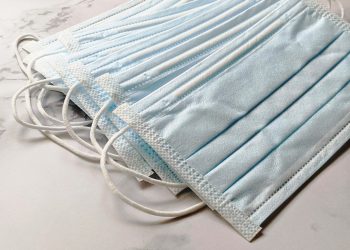 Sanidad recomienda el uso de mascarilla ante síntomas gripales para frenar los contagios en las fiestas navideñas