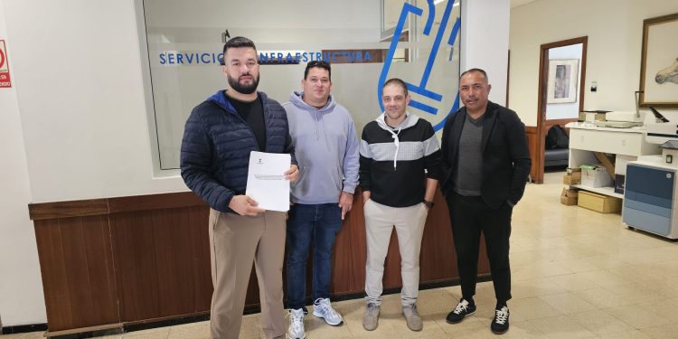 El Cabildo de La Palma mejora las paradas de guagua con diez nuevas marquesinas en cinco municipios