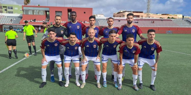Cara y cruz para el fútbol palmero: el Atlético Paso se exhibe en Gran Canaria y el Tenisca se hunde ante un rival directo