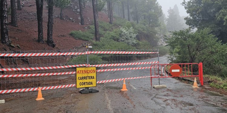 Precaución en la Cumbre: La LP-4 continúa cerrada por hielo en su vertiente este, aunque se permite el acceso por Garafía