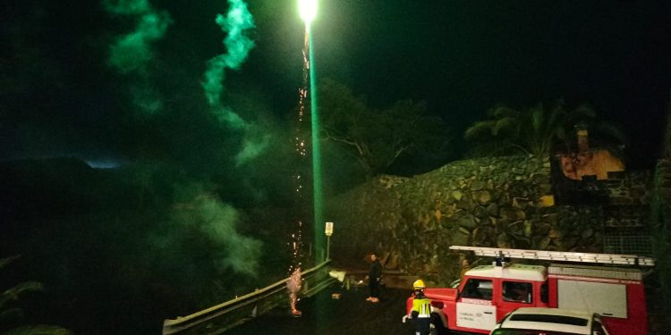Susto en la costa de Fuencaliente: Bomberos La Palma rescatan a un joven atrapado en un acantilado