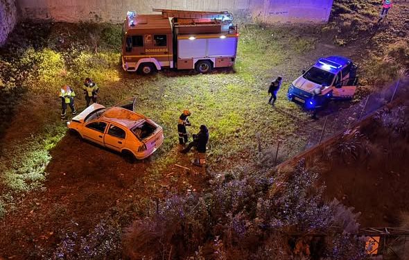 Viernes accidentado en La Palma: Un fallecido, un coche precipitado al vacío desde 10 metros y múltiples rescates marcan la jornada de los Bomberos