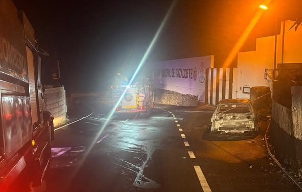 Intervención de bomberos y Guardia Civil por un incendio de vehículo en Tazacorte