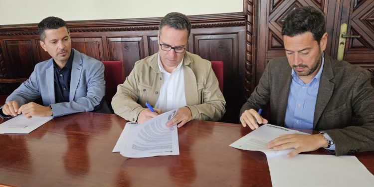 Barlovento firma un convenio con Educación para el techado de la cancha del CEO