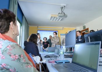 La tecnología llega a los centros de mayores y discapacidad: Canarias reparte 1.171 dispositivos para conectar a los usuarios con el mundo digital