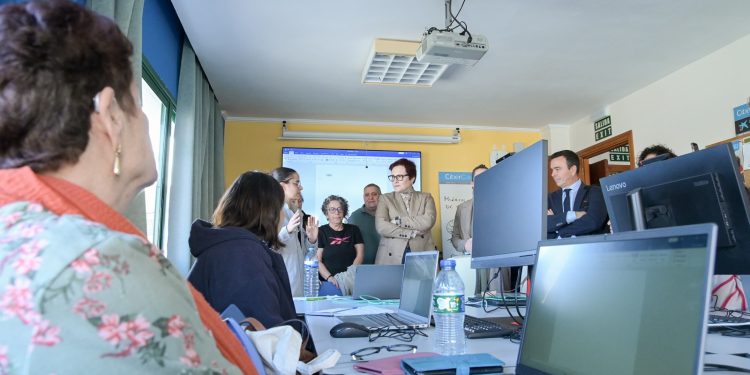 La tecnología llega a los centros de mayores y discapacidad: Canarias reparte 1.171 dispositivos para conectar a los usuarios con el mundo digital