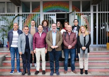 Educación avanza en el techado de la cancha del CEIP Princesa Arecida tras la llegada de la estructura metálica