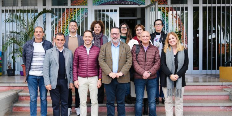 Educación avanza en el techado de la cancha del CEIP Princesa Arecida tras la llegada de la estructura metálica