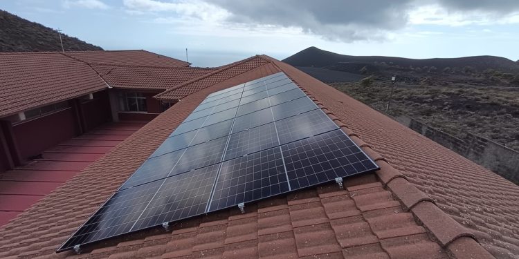 Fuencaliente lidera la transición energética con la instalación de energía solar en ocho edificios municipales