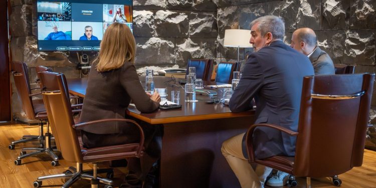 Clavijo pide «prudencia» y garantiza el blindaje de la ayuda a los 70.000 canarios de Venezuela ante la incertidumbre política