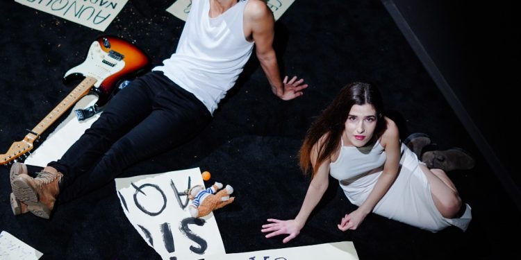Macaca Radiata acelera hacia su ‘REVOLUCIÓN’ con el estreno de ‘Al final del camino’, grabado en el Teatro Chico