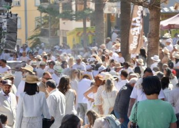 Los Indianitos llenan de blanco y tradición la Plaza de la Alameda en Santa Cruz de La Palma
