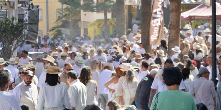 Los Indianitos llenan de blanco y tradición la Plaza de la Alameda en Santa Cruz de La Palma