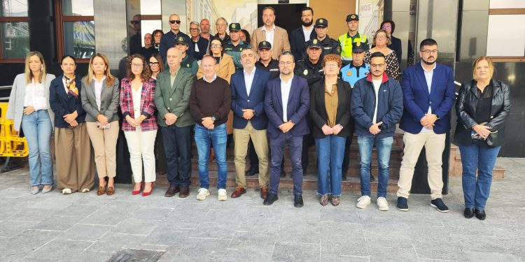 La Palma guarda un minuto de silencio en memoria de las víctimas de violencia de género en Arona, Castellón y Madrid