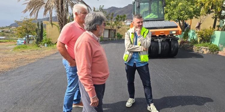 Mejora del asfalto y nuevos servicios de agua y luz para los vecinos de Los Barros, Tacande y La Rosa
