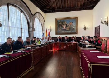 La capital se blinda ante la ‘invasión’ de 70.000 indianos: drones, 160 agentes y cierre total de la playa