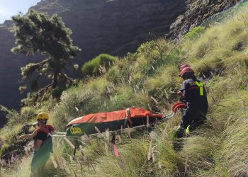 Hallan restos humanos en una cueva de Tijarafe y rescatan a un conductor tras un vuelco en Mazo