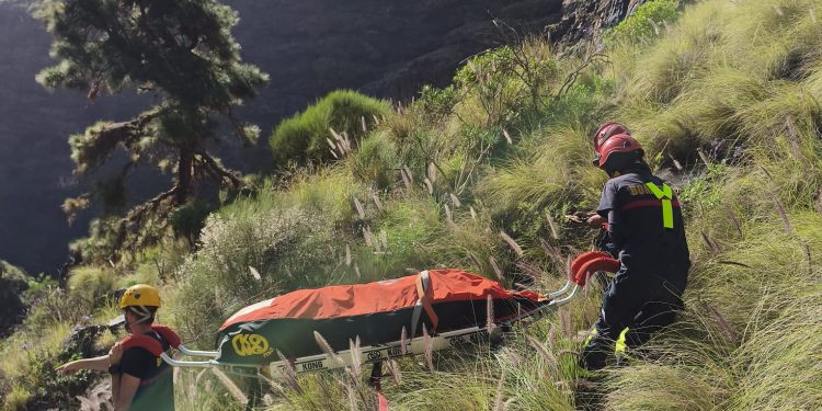 Hallan restos humanos en una cueva de Tijarafe y rescatan a un conductor tras un vuelco en Mazo
