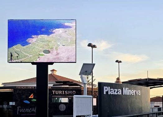 Fuencaliente se moderniza con una gran pantalla informativa en la Plaza Minerva