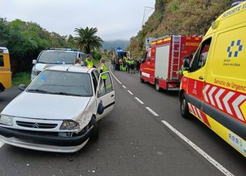 Dos personas heridas tras la colisión de dos vehículos y el vuelco de uno de ellos en la LP-3 en San Pedro