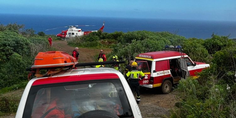 Viernes de emergencias en La Palma: Un rescate aéreo en Los Tilos y un accidente de tráfico movilizan a los Bomberos
