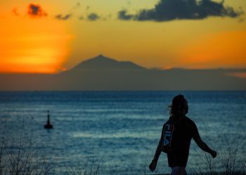 ¿Sabías que caminar ya no es suficiente? Descubre el cambio de hábito necesario para cuidar tus huesos y tu energía a partir de los 45.