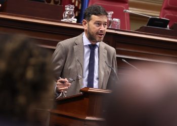 ¿Aparcar más caro que volar? Jacob Qadri logra que el Parlamento exija un 75% de descuento en el parking de los aeropuertos para residentes