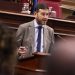 ¿Aparcar más caro que volar? Jacob Qadri logra que el Parlamento exija un 75% de descuento en el parking de los aeropuertos para residentes