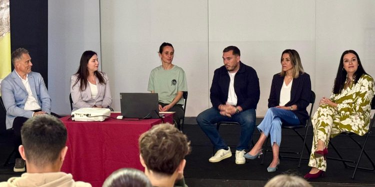 Una experiencia transformadora en Los Llanos: cómo el arte y la ciencia ayudan a los jóvenes de la isla a imaginar un planeta sostenible.
