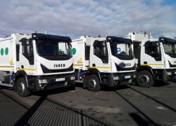 La recogida de basura en La Palma, en riesgo: los trabajadores se concentran ante el Cabildo para exigir camiones y más personal