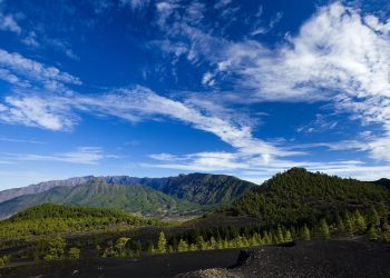 La Palma cierra senderos y áreas recreativas para proteger a la población ante la alerta por vientos y oleaje