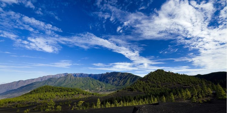 La Palma cierra senderos y áreas recreativas para proteger a la población ante la alerta por vientos y oleaje