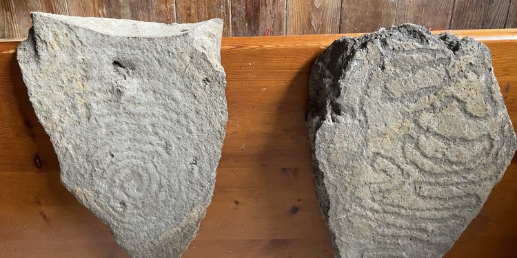El Museo Arqueológico Benahoarita recibe dos petroglifos de Garafía custodiados por particulares durante 40 años