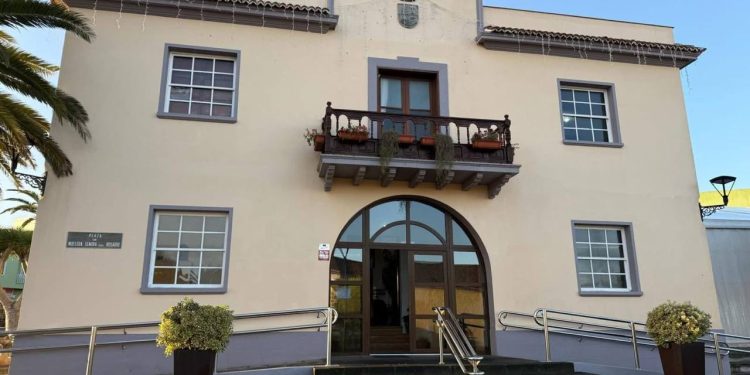 Los concejales socialistas proponen en Barlovento adelantar el pago de las ayudas al estudio para familias con hijos fuera de la isla
