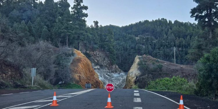 El interminable cierre de Izcagua asfixia a Garafía: denuncian trayectos de una hora extra y daños en vehículos.