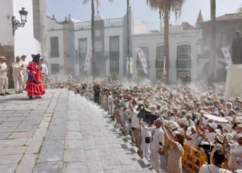 Santa Cruz de La Palma se tiñe de blanco con la celebración del Gran Desembarco de Los Indianos