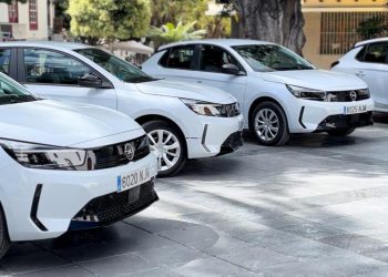 Los Llanos moderniza sus servicios: cinco nuevos coches eléctricos para reforzar la ayuda a domicilio y reducir costes