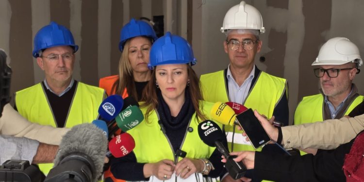 Nieves Lady Barreto y Sergio Rodríguez comprueban el avance de las 53 viviendas en Los Llanos para familias afectadas por el volcán