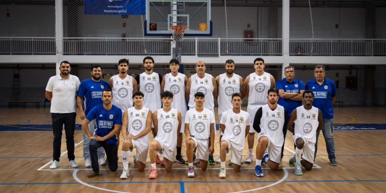 La S.D. Tenisca reina en el derbi de baloncesto y da un paso de gigante hacia la permanencia
