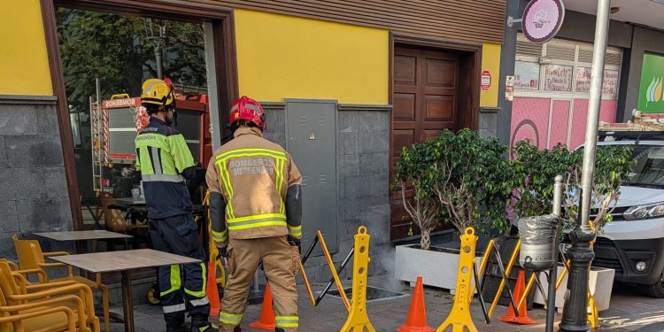 Rescate de emergencia en Garafía: Bomberos evacúan a una vecina en Roque Faro tras una caída con posible fractura